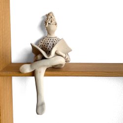 Damen med den store avis - keramik figur