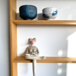 Bubblegum blsende pige - siddende keramik figur