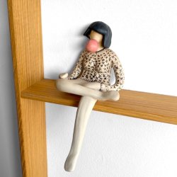 Siddende bubblegum pige - keramik figur - sort hr