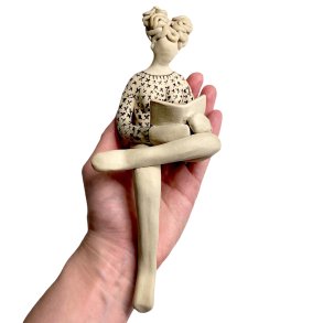 Kvinde der lser - keramik figur