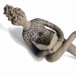 Kvinden der lser - keramik figur - mrk lava