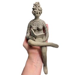Kvinden der lser - keramik figur - mrk lava