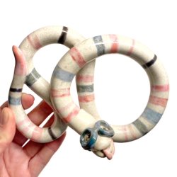 Brilleslange - keramik vgfigur - pink strib