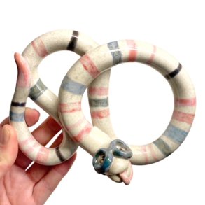 Brilleslange - keramik vgfigur - pink strib