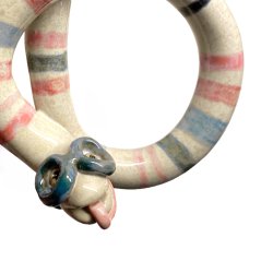 Brilleslange - keramik vgfigur - pink strib