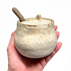 Sukkerskl - keramik lgkrukke med ske - creme rustik