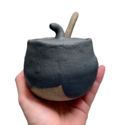 Sukkerskl - keramik lgkrukke med ske - Sort rustik