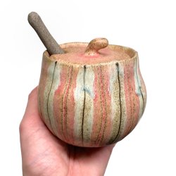 Sukkerskl - keramik lgkrukke med ske - Rosa striber