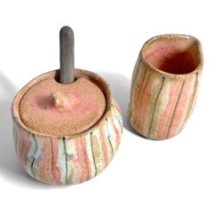 Sukkerskl - keramik lgkrukke med ske - Rosa striber