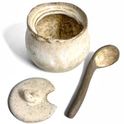 Sukkerskl - keramik lgkrukke med ske - creme rustik