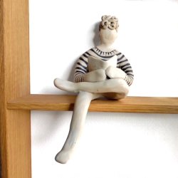 Mand der lser - keramik figur