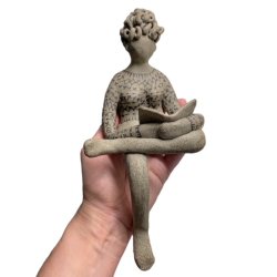 Kvinde der lser - keramik figur - gr lava