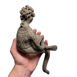 Kvinde der lser - keramik figur - gr lava