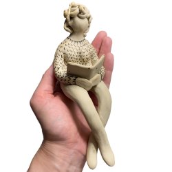 Kvinde der lser - keramik figur