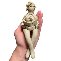 Kvinde der lser - keramik figur