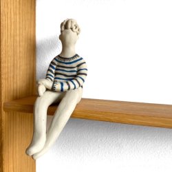 Siddende lille fyr - keramik figur