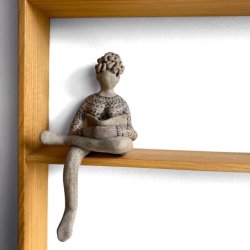 Kvinde der lser - keramik figur - gr lava