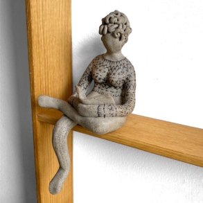Kvinde der lser - keramik figur - gr lava