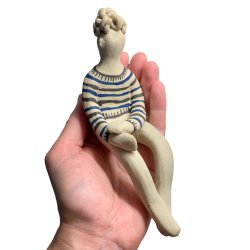 Siddende lille fyr - keramik figur