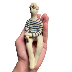 Siddende lille fyr - keramik figur