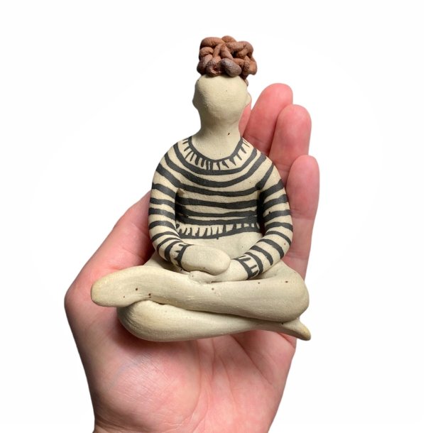 Yoga gut - keramik figur - rødbrunt hår