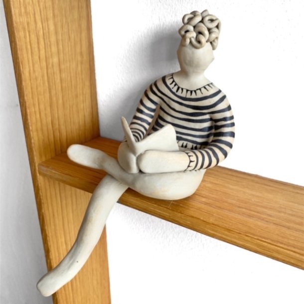 Mand der lser - keramik figur