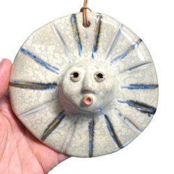 Lille bitte sol -keramikfigur til vggen - multi bl strler