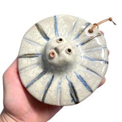 Lille bitte sol -keramikfigur til vggen - multi bl strler