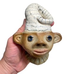 Gut med hut - keramik buste