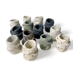 Snirklet keramik lysestage - Sort