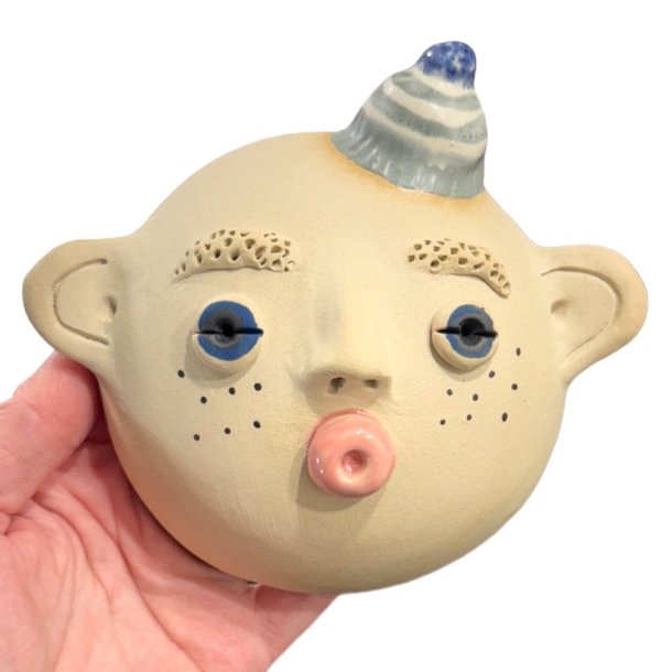 Lille fyr med hat - keramik vgophng