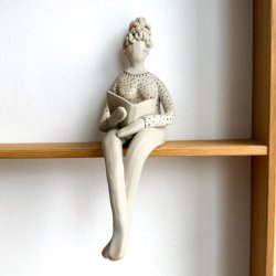 Kvinde der lser - keramik figur