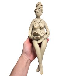 Kvinde der lser - keramik figur