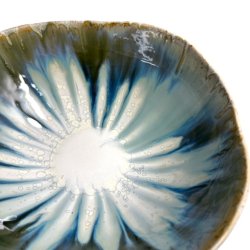 Stor rillet keramik skl - Lys pfugl