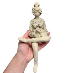 Kvinde der lser - keramik figur