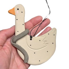 Prikket keramik gs med halstrklde