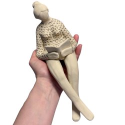 Kvinde der lser - keramik figur