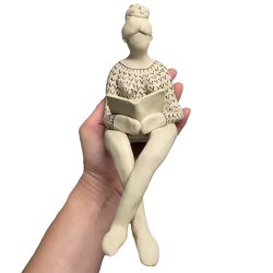 Kvinde der lser - keramik figur