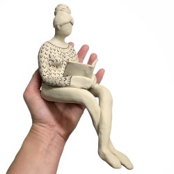 Kvinde der lser - keramik figur