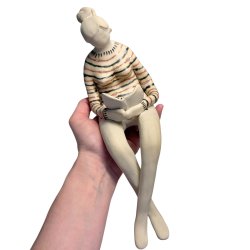 Kvinde der lser - keramik figur