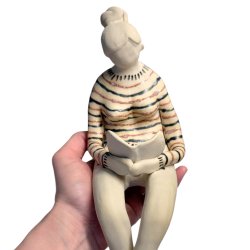 Kvinde der lser - keramik figur
