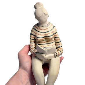 Kvinde der lser - keramik figur