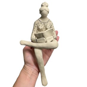 Kvinde der lser - keramik figur