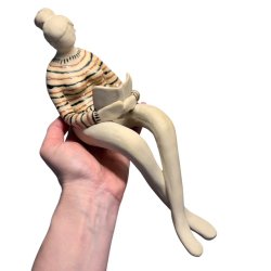 Kvinde der lser - keramik figur