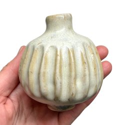 Lille srling - unika keramik vase - Rillet lys gr