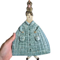Dame med frakke - keramik vgkunst -  Vera