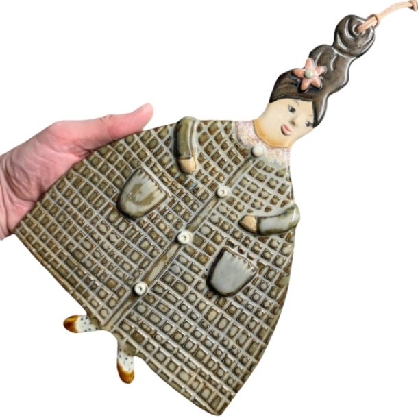 Dame med frakke - keramik vgkunst -  Juliane