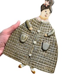 Dame med frakke - keramik vgkunst -  Juliane