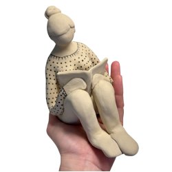 Siddende dame med bog - keramik figur