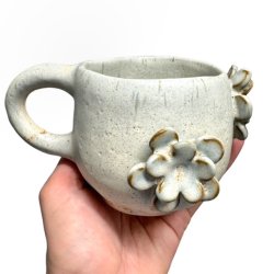 Flora - keramik kop med blomster - sart gr-rosa